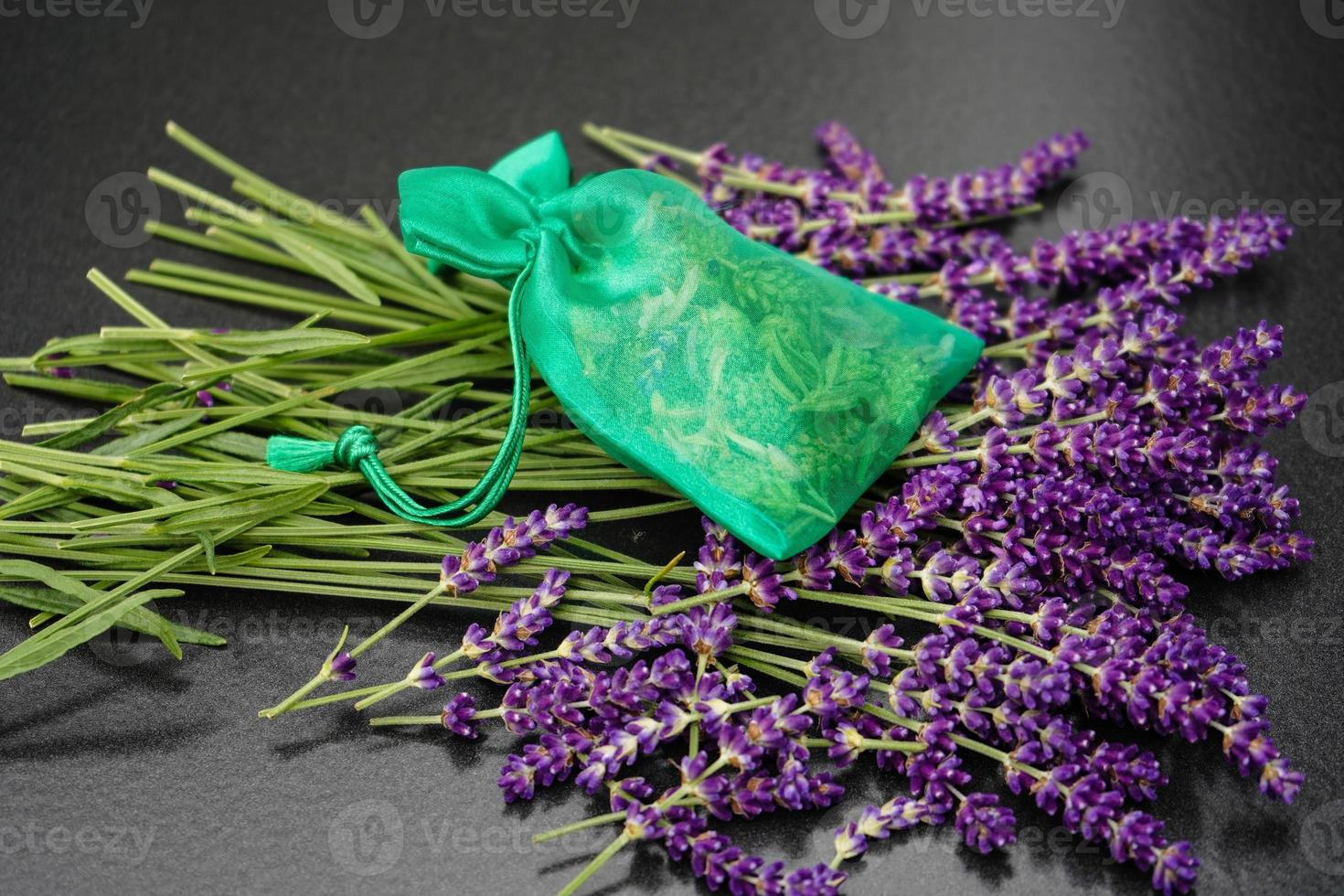 medicina alternativa con lavanda fresca foto