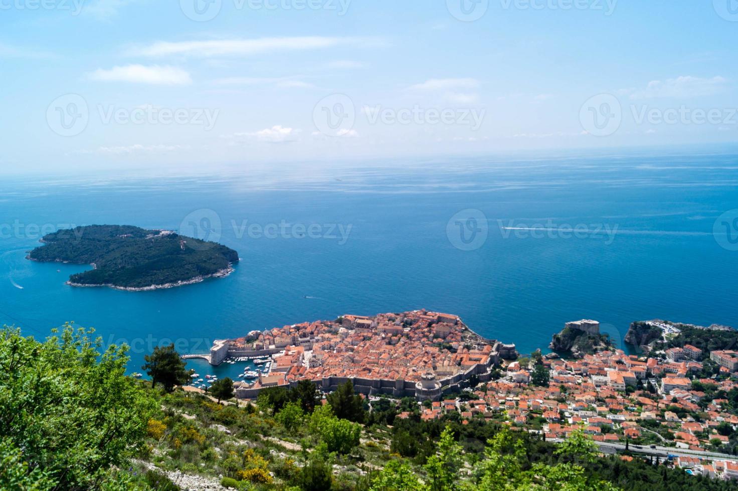 Vista desde el monte sdr en otok lokrum, isla cerca de dubrovnik croacia foto