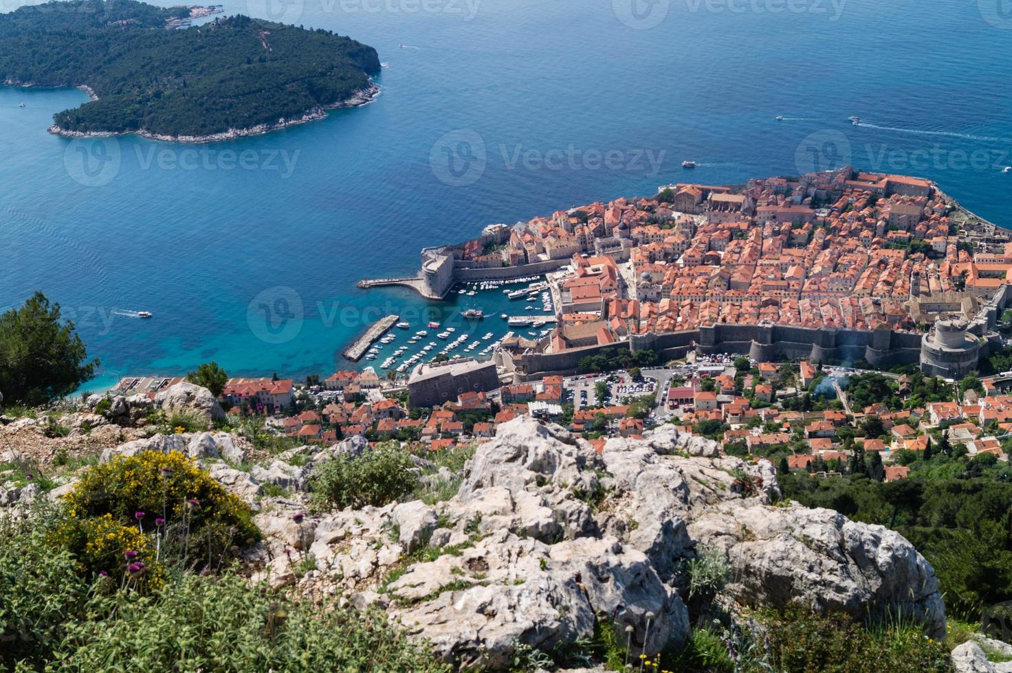 Vista desde el monte sdr en otok lokrum, isla cerca de dubrovnik croacia foto