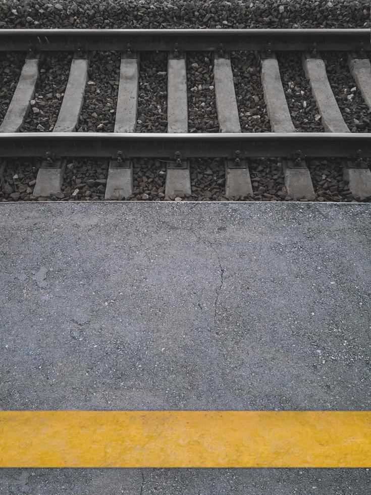 franja amarilla en una plataforma de pasajeros de ferrocarril. foto