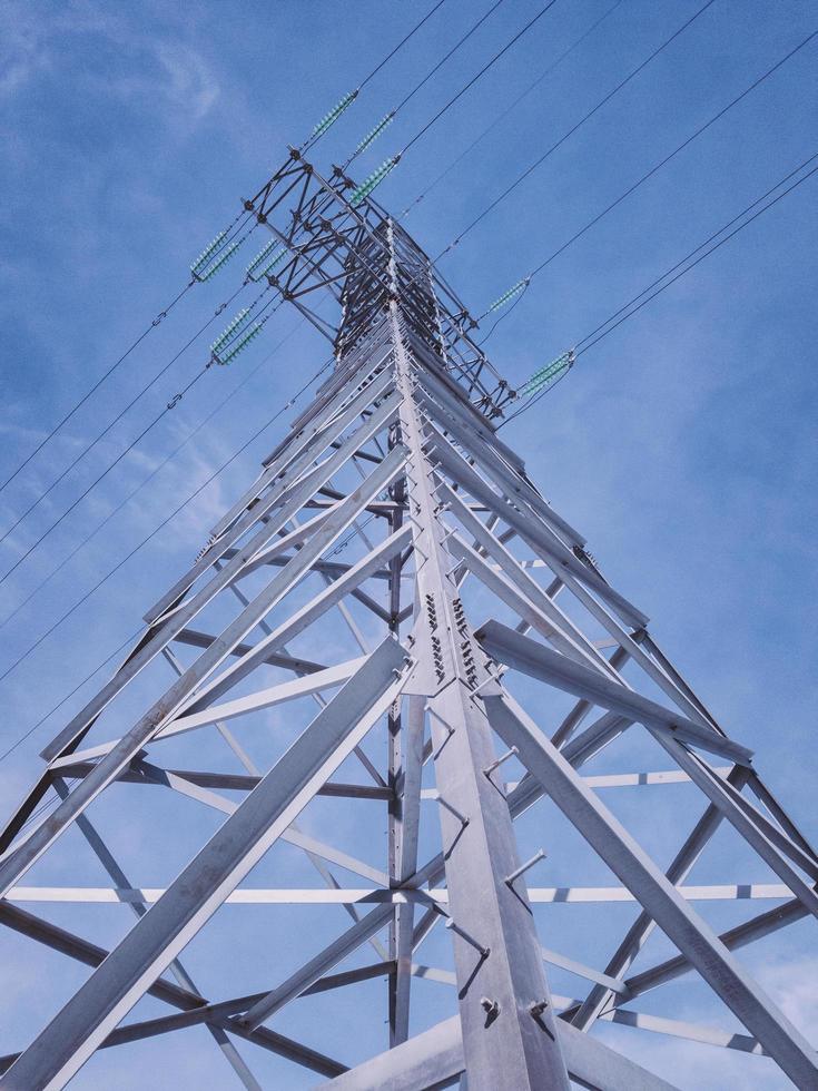 torre de alta tensión con fondo de cielo azul. foto