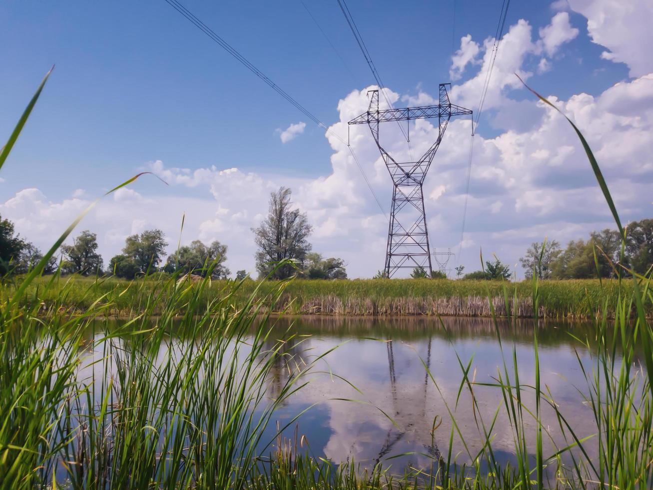 Líneas eléctricas de alta tensión que cruzan el lago. foto