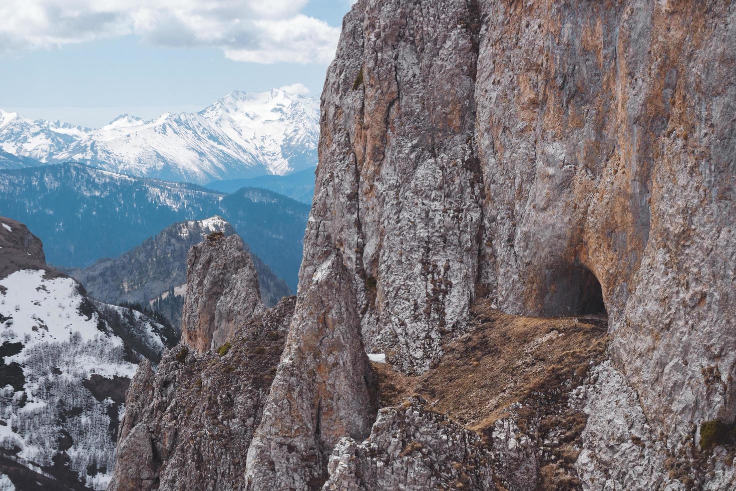 cueva de la cabra montés salvaje entre las rocas puntiagudas. foto