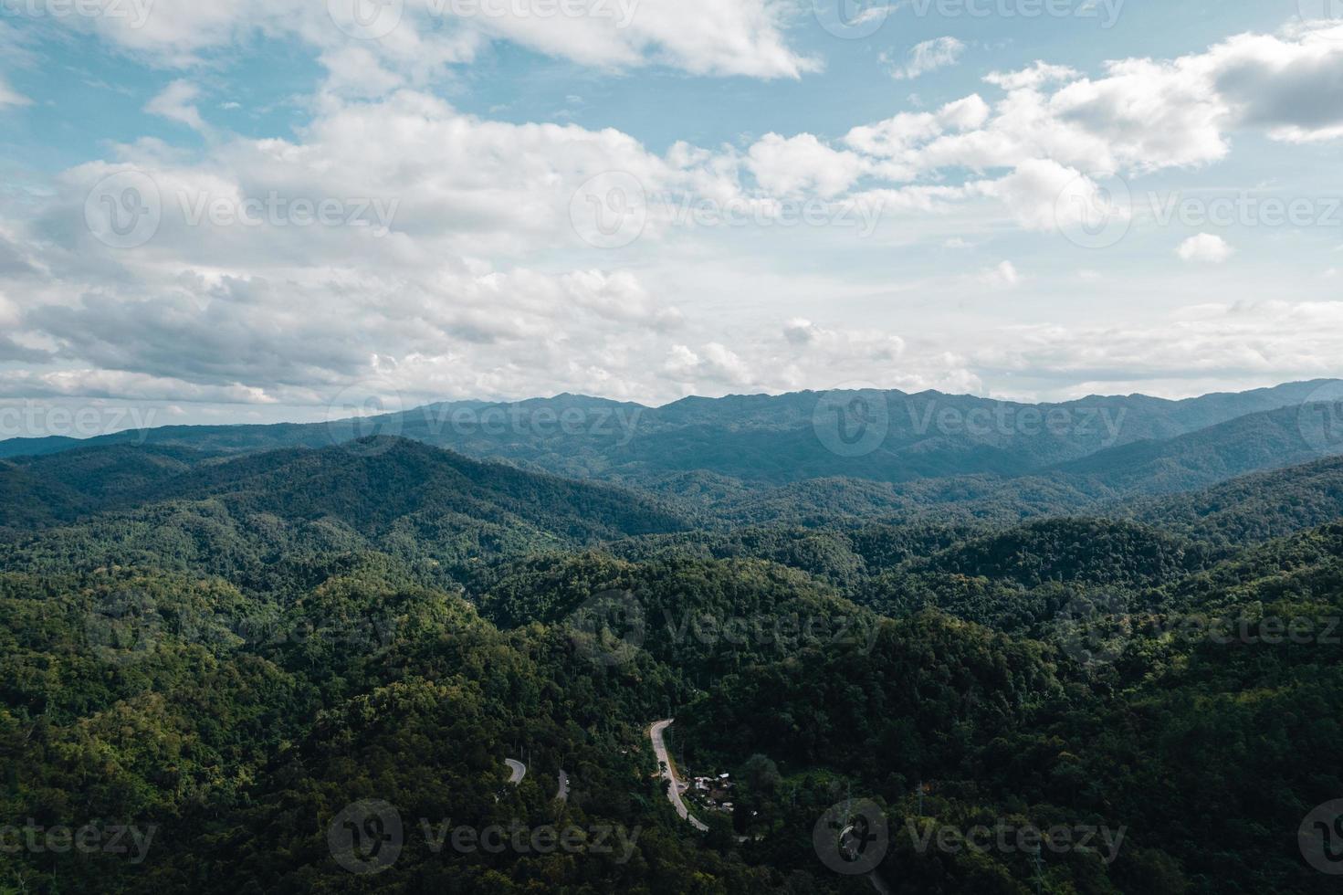 montañas verdes y cielo brillante foto