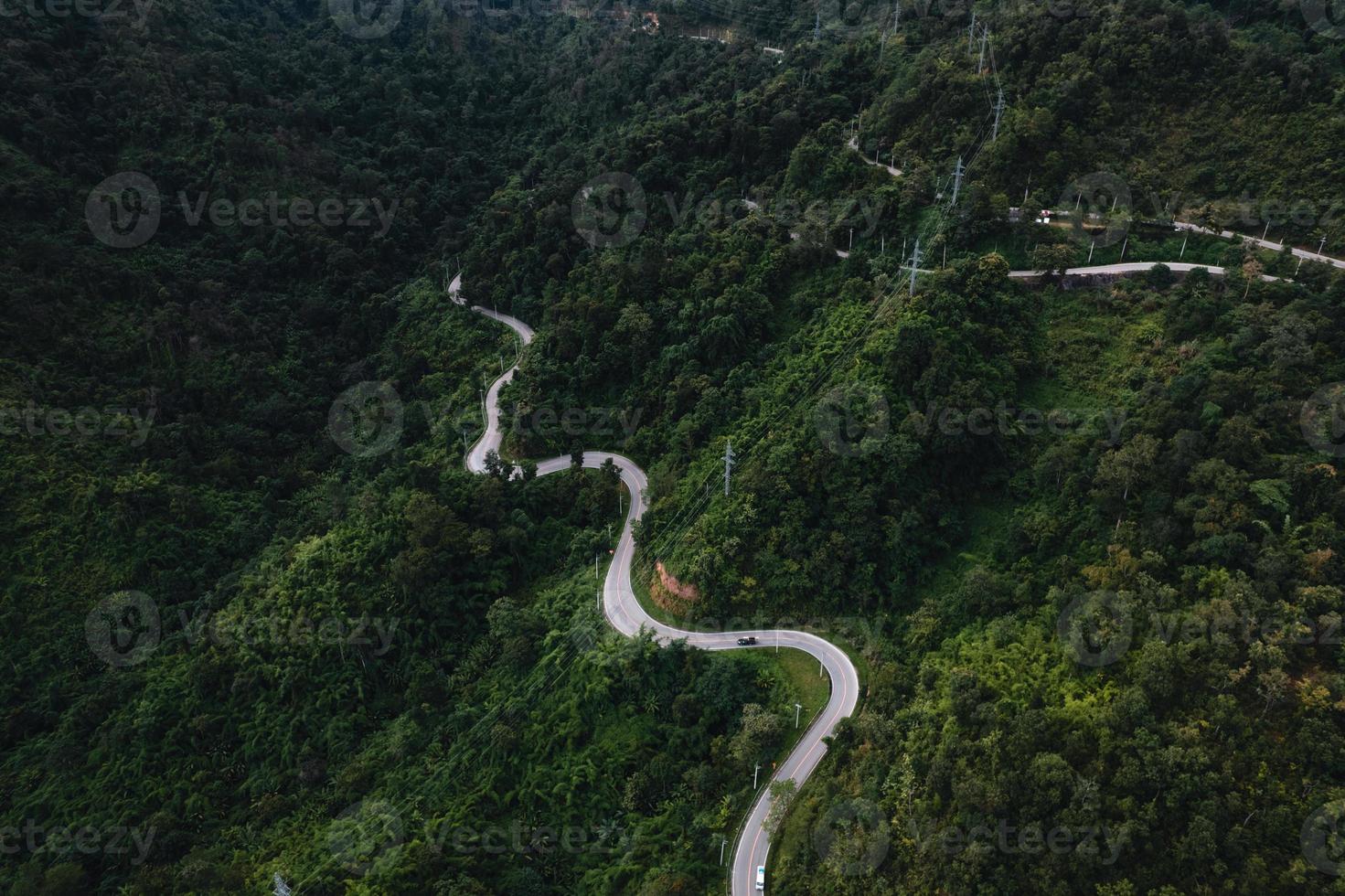 camino de montaña y árboles verdes desde arriba foto
