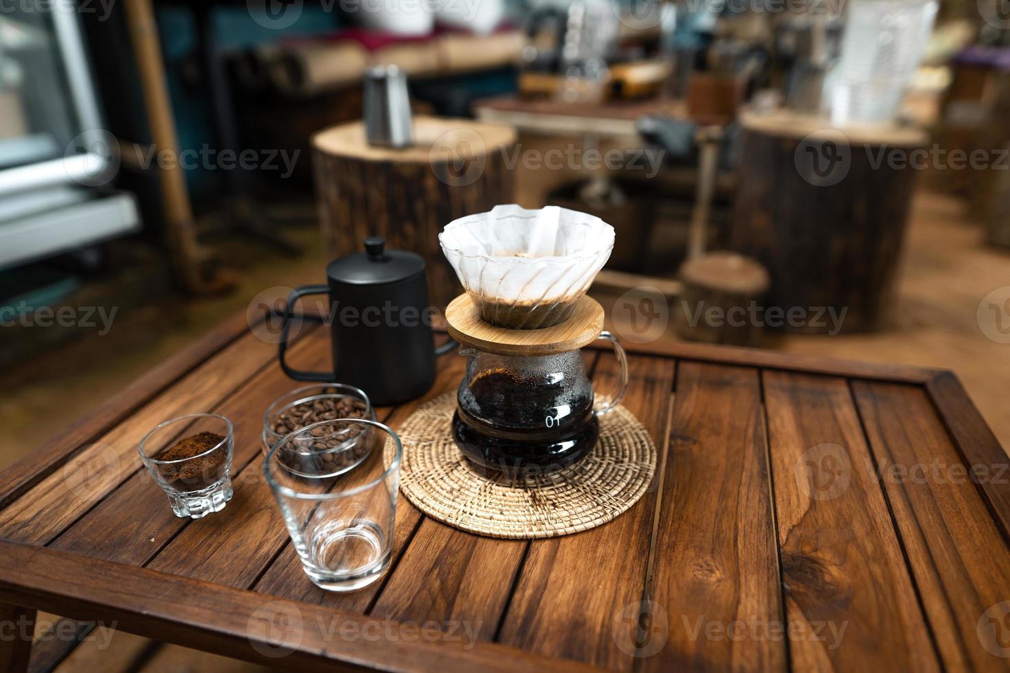 goteo de café en una mesa de madera en casa foto