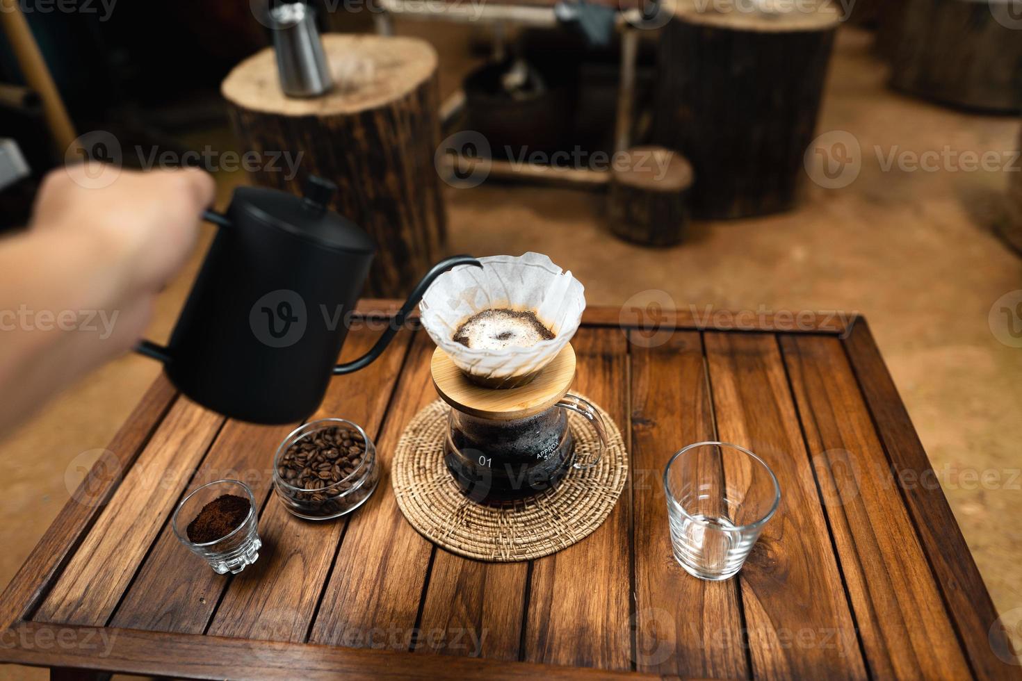 goteo de café en una mesa de madera en casa foto