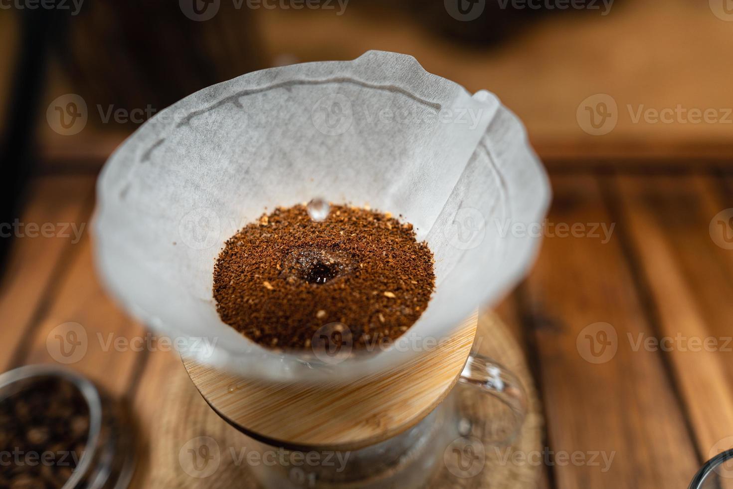 goteo de café en una mesa de madera en casa foto