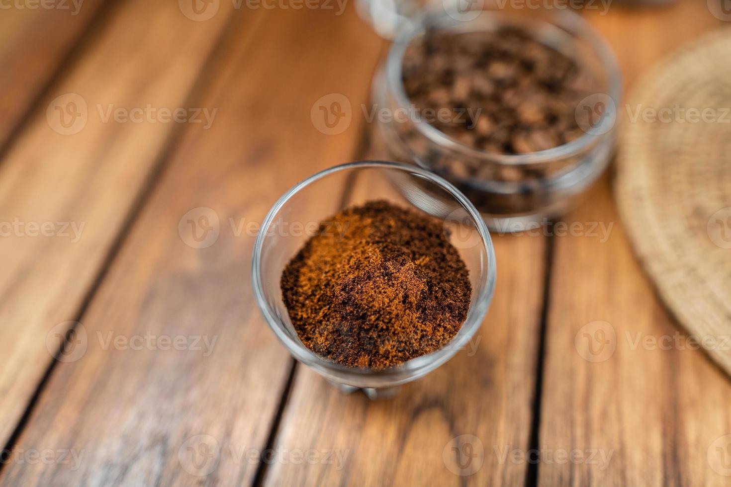 goteo de café en una mesa de madera en casa foto