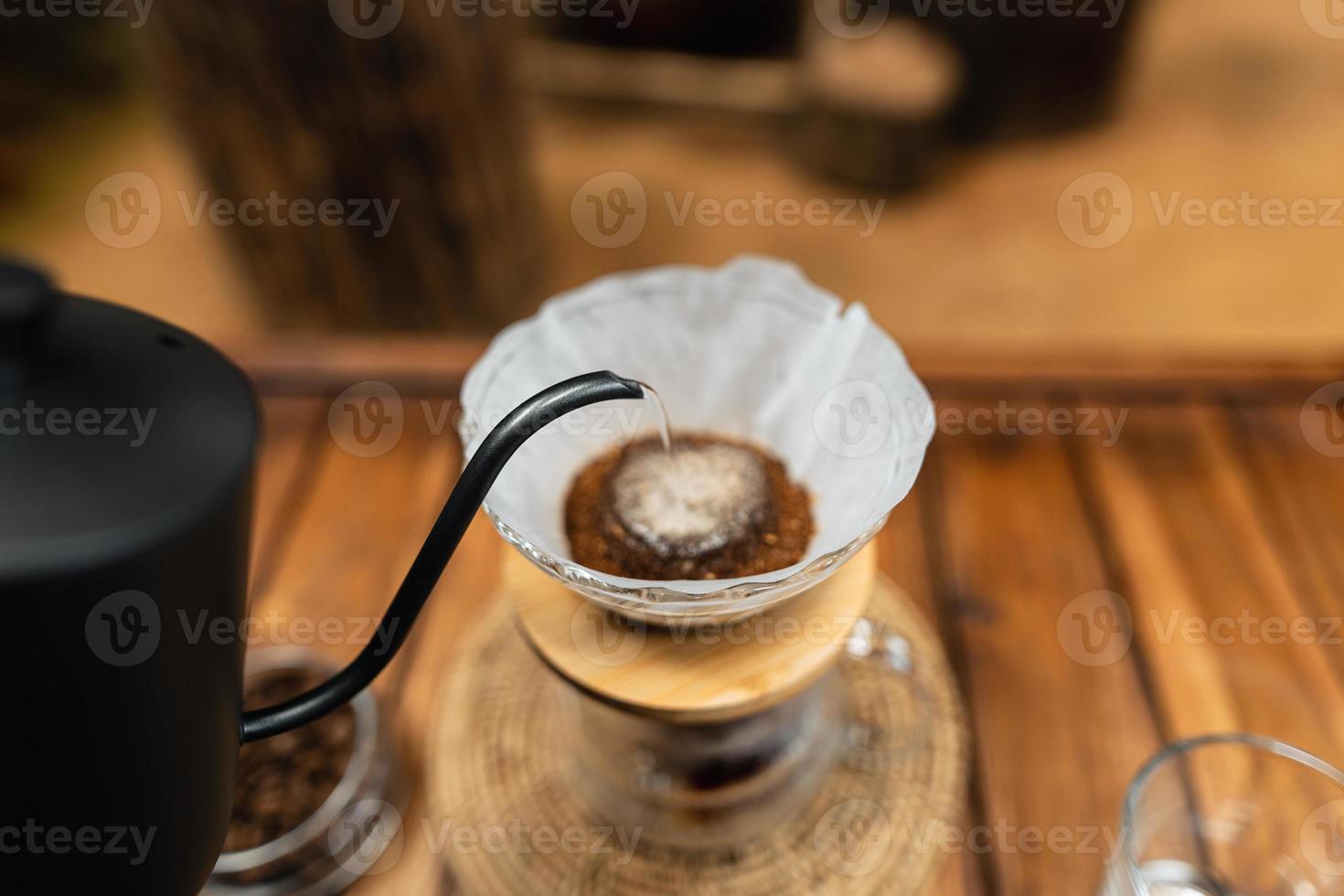 goteo de café en una mesa de madera en casa foto