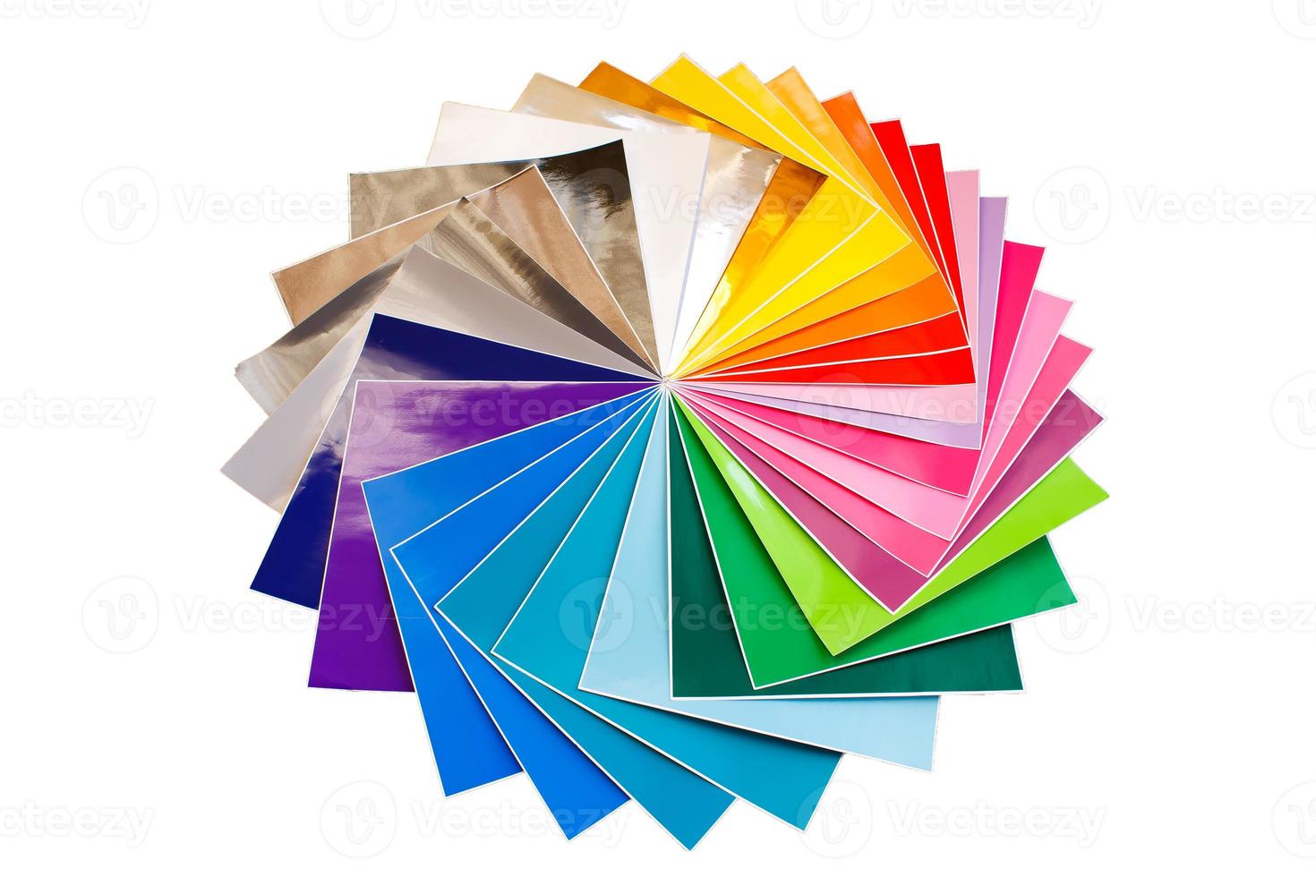 Montón trenzado de coloridas hojas de papel adhesivo 12x12 aislado foto