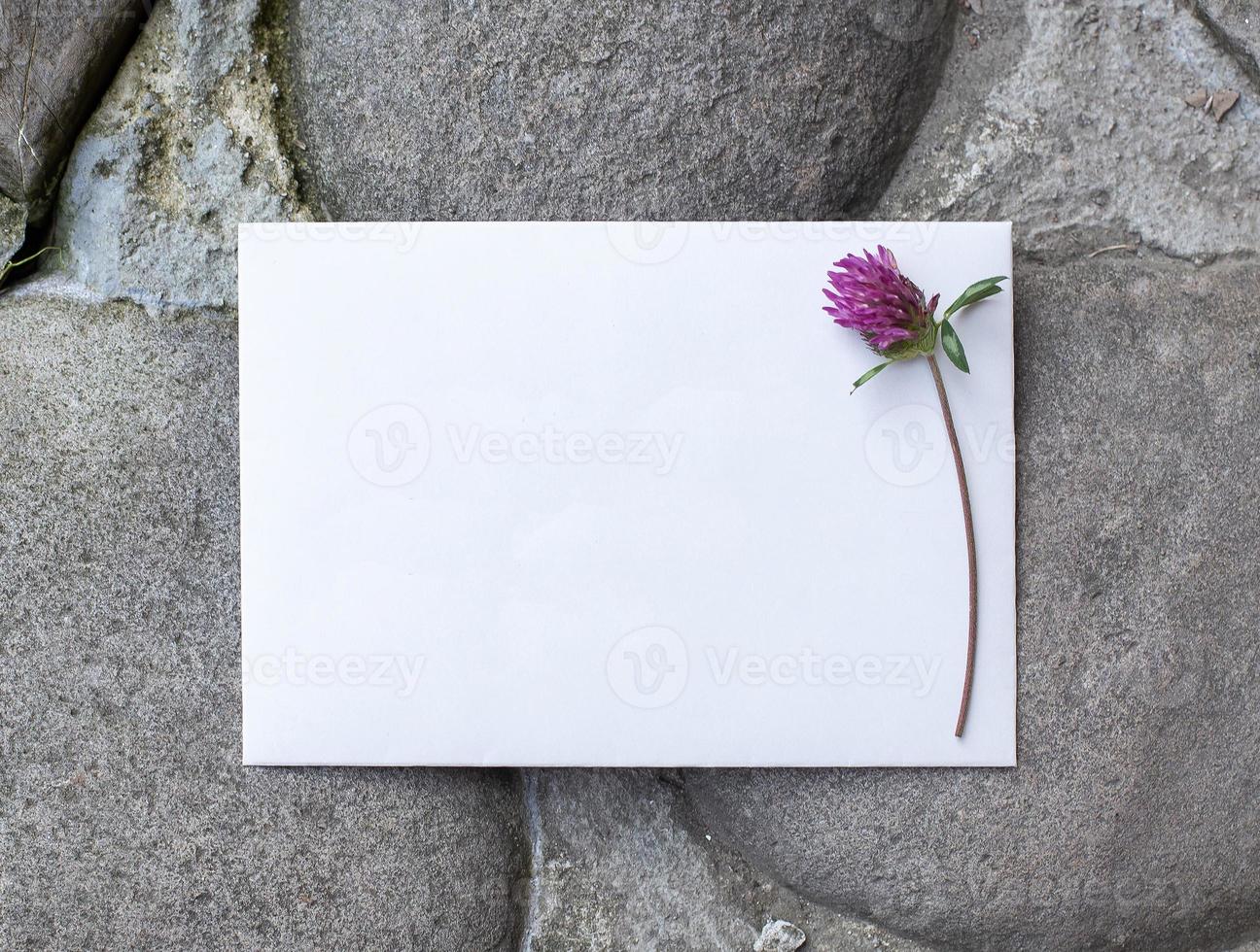 Detalles de boda planos sobre fondo de piedra. invitación de boda. foto