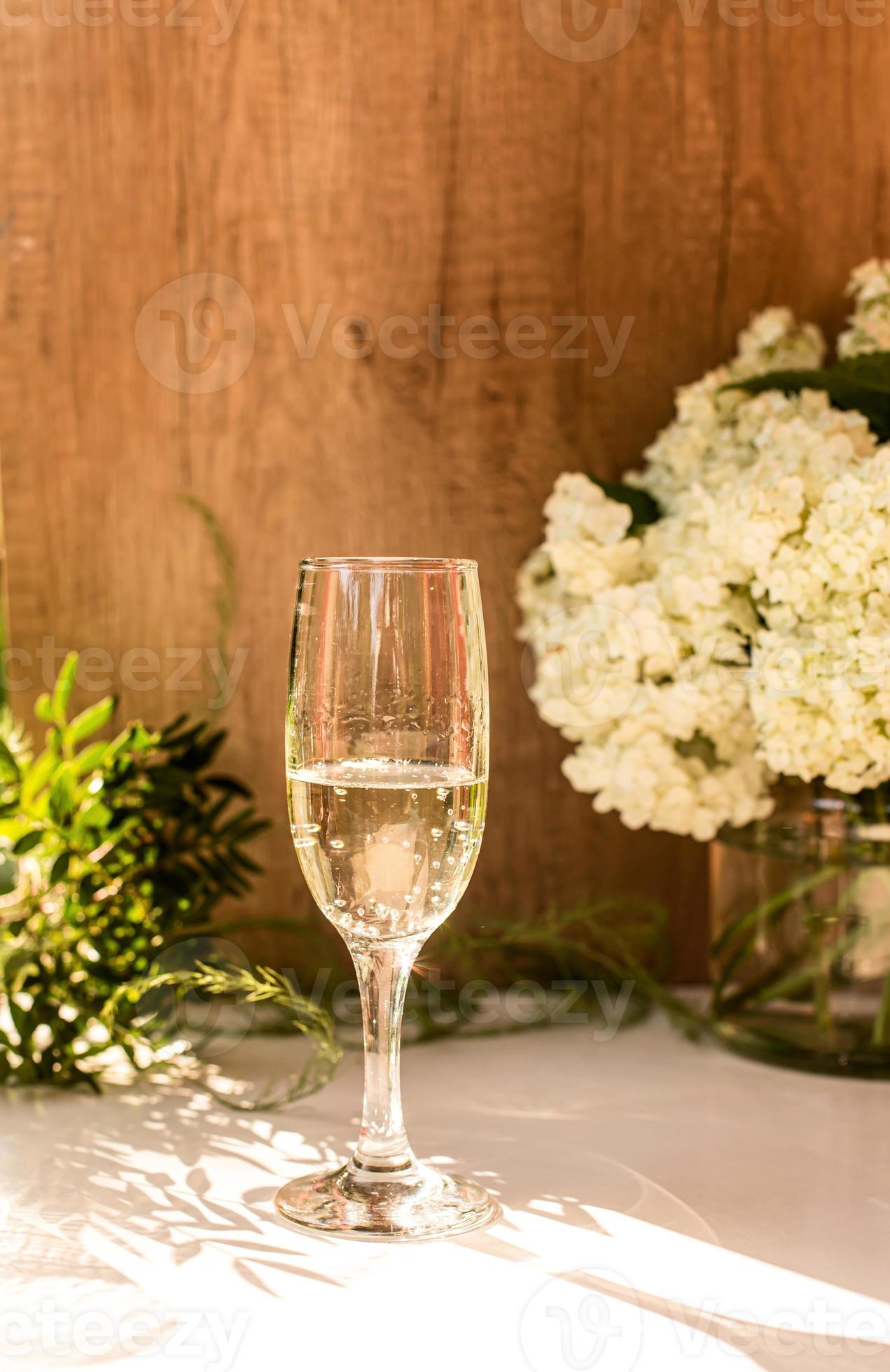 Rose blush wine in glasses. Bottle of rose wine. Prosecco. 3104184