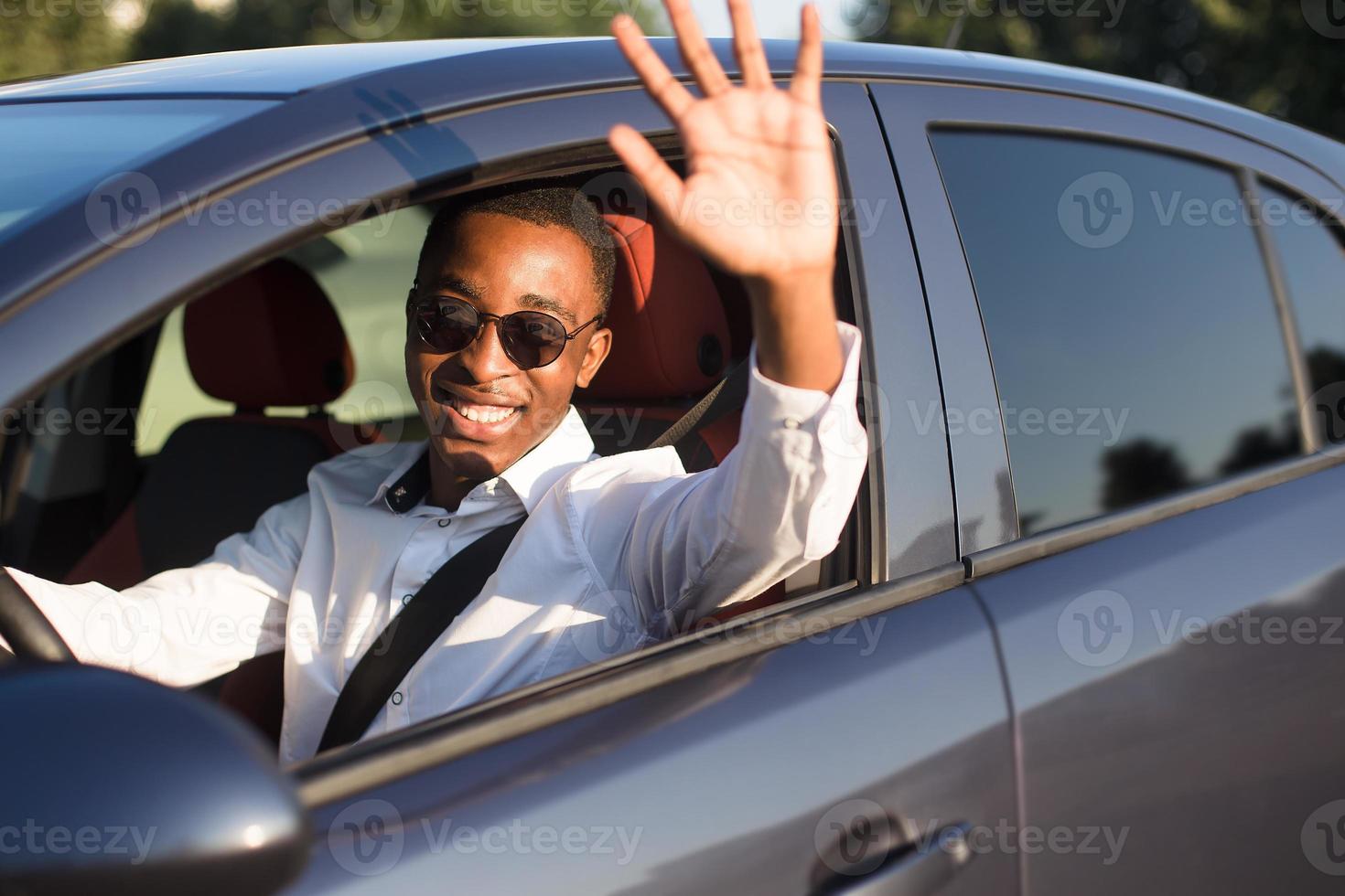 feliz conducción afroamericana da la bienvenida, en el verano foto