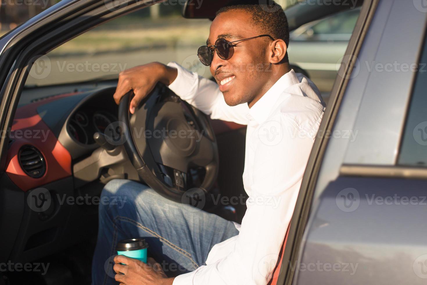 feliz afroamericano conduciendo un coche, en el verano foto