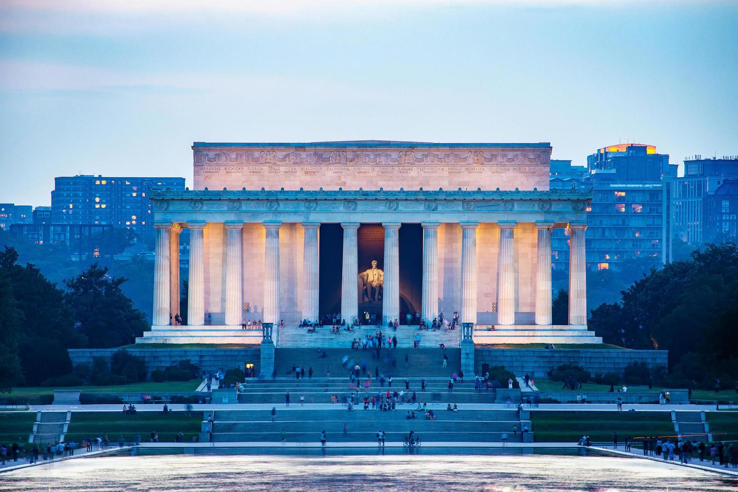 Lincoln Memorial reflejado en la piscina de reflexión al anochecer foto