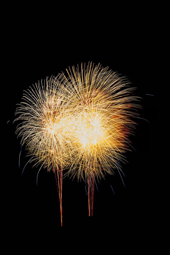 hermosos fuegos artificiales sobre fondo negro. foto