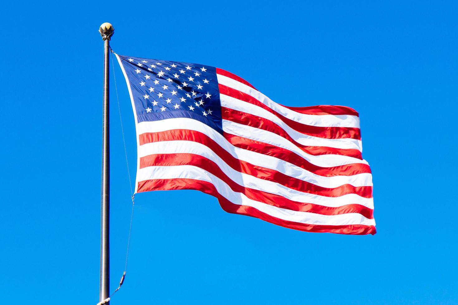 La bandera de los Estados Unidos de América en un día soleado foto