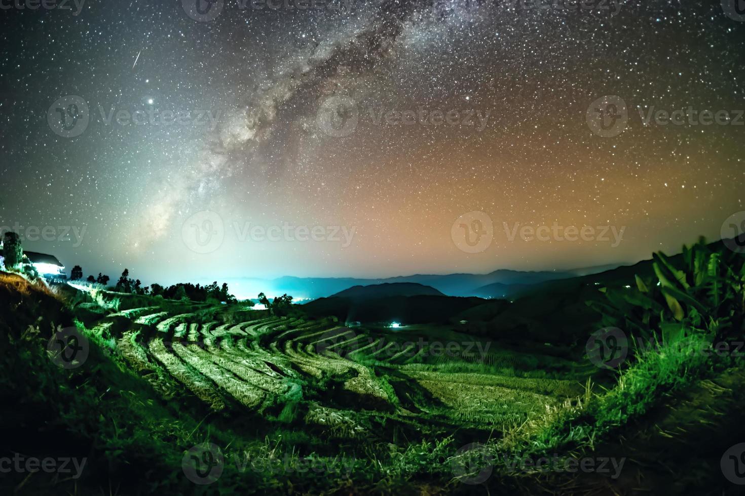 vía láctea y luz del zodíaco en ban pa bong piang, tailandia. foto