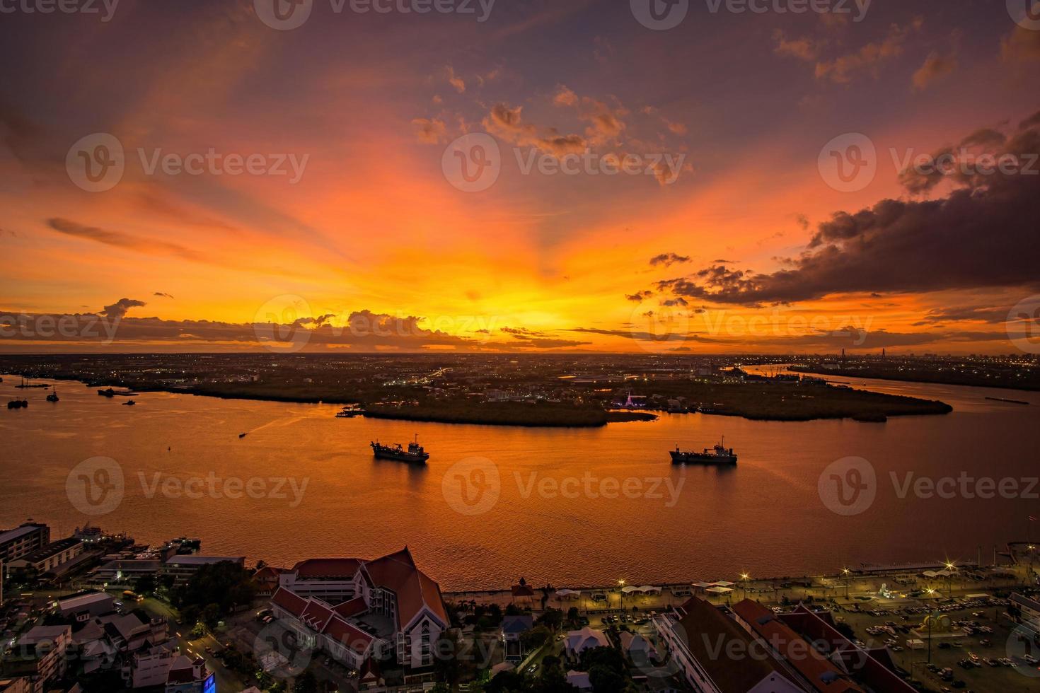 puesta de sol sobre el río chao phraya samut prakan, tailandia. foto