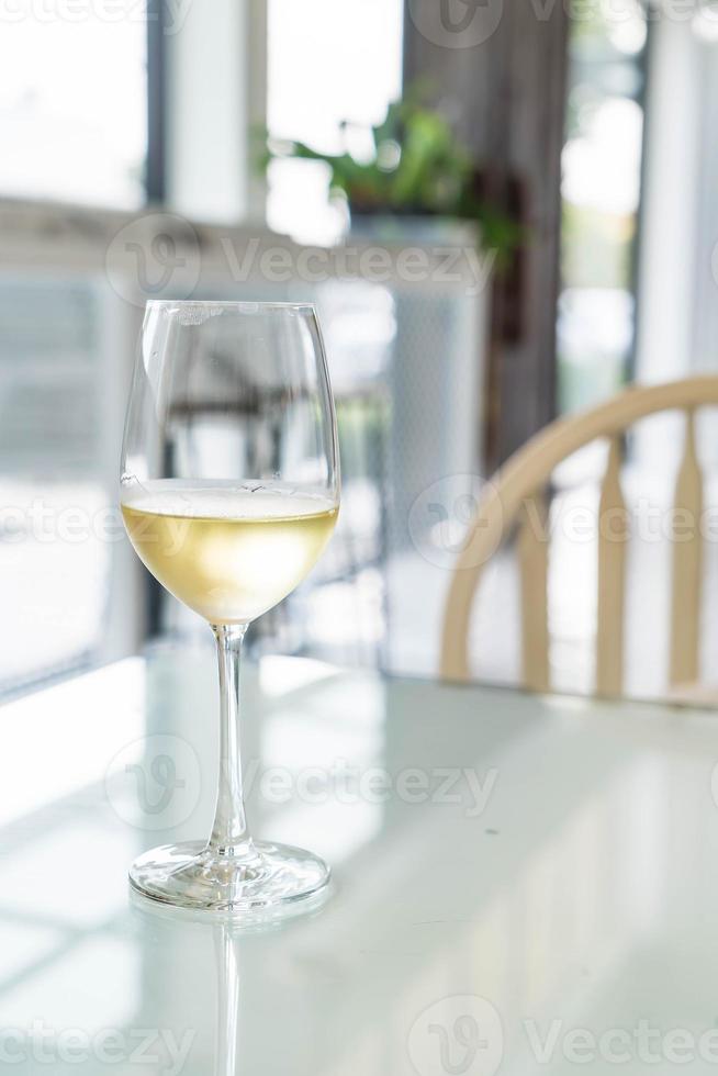 una copa de vino espumoso en el restaurante foto