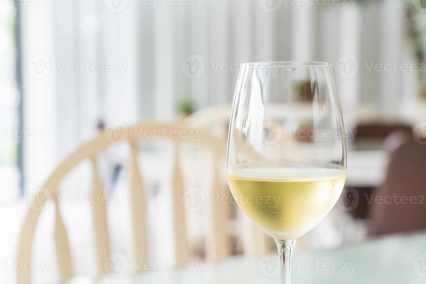 una copa de vino espumoso en el restaurante foto