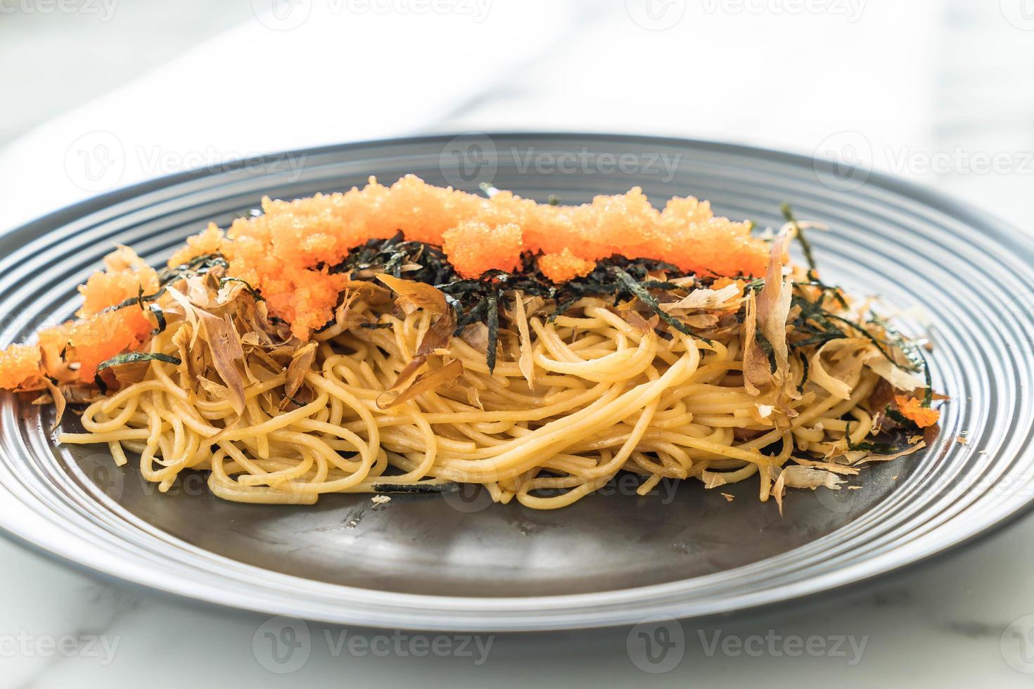 Espaguetis con salchicha japonesa tobiko - comida fusión foto