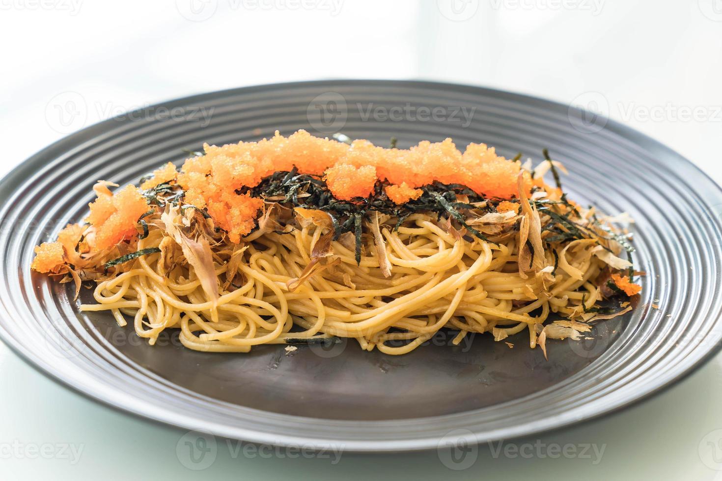 Espaguetis con salchicha japonesa tobiko - comida fusión foto
