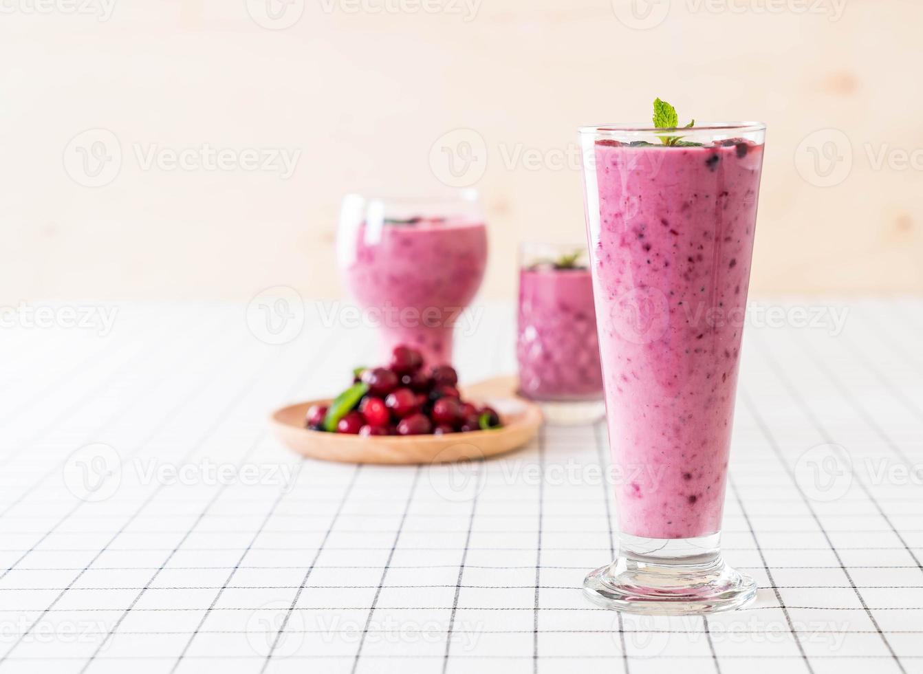 Bayas mixtas con batidos de yogur en la mesa foto