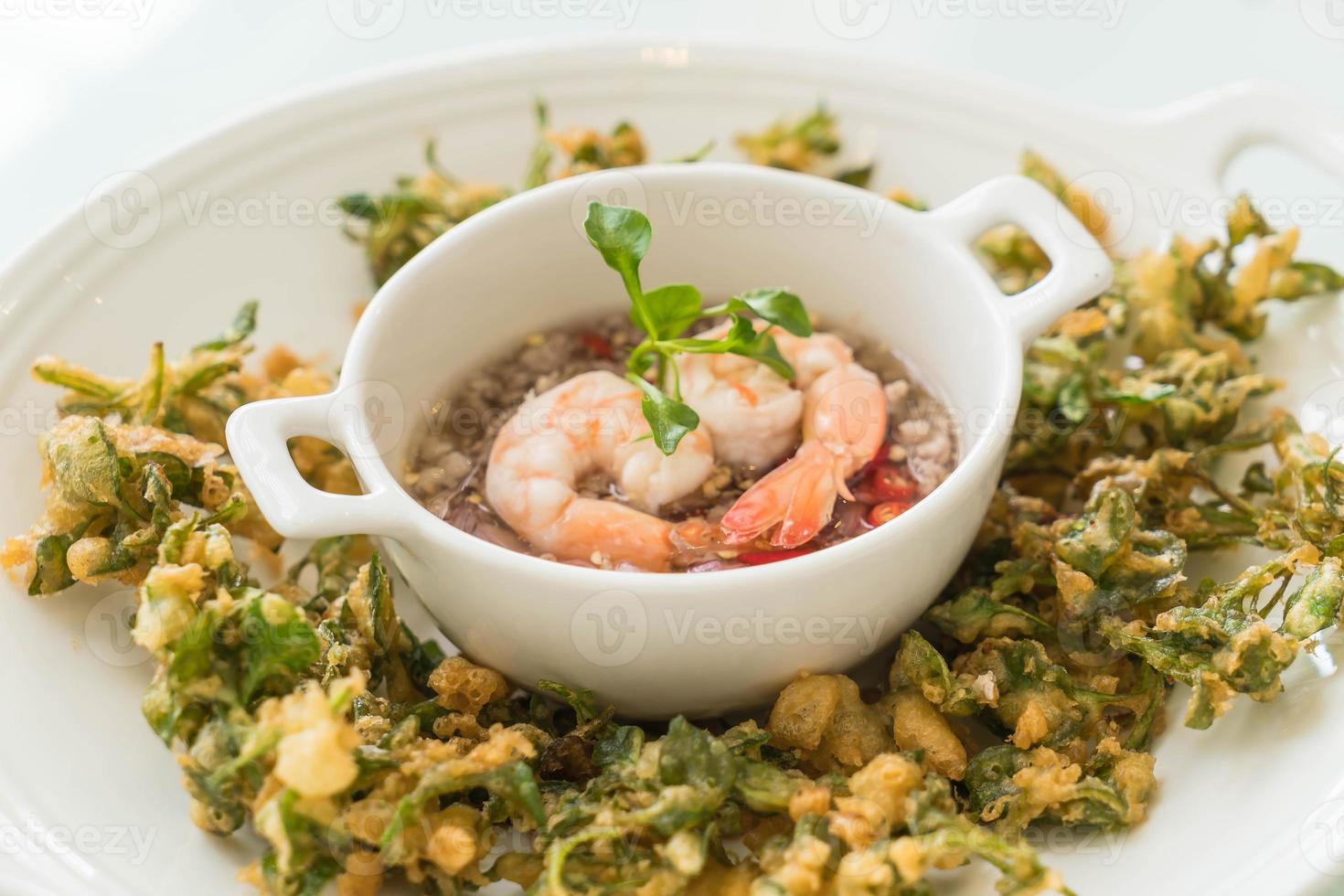 Ensalada picante de berros de agua frita crujiente - comida asiática foto