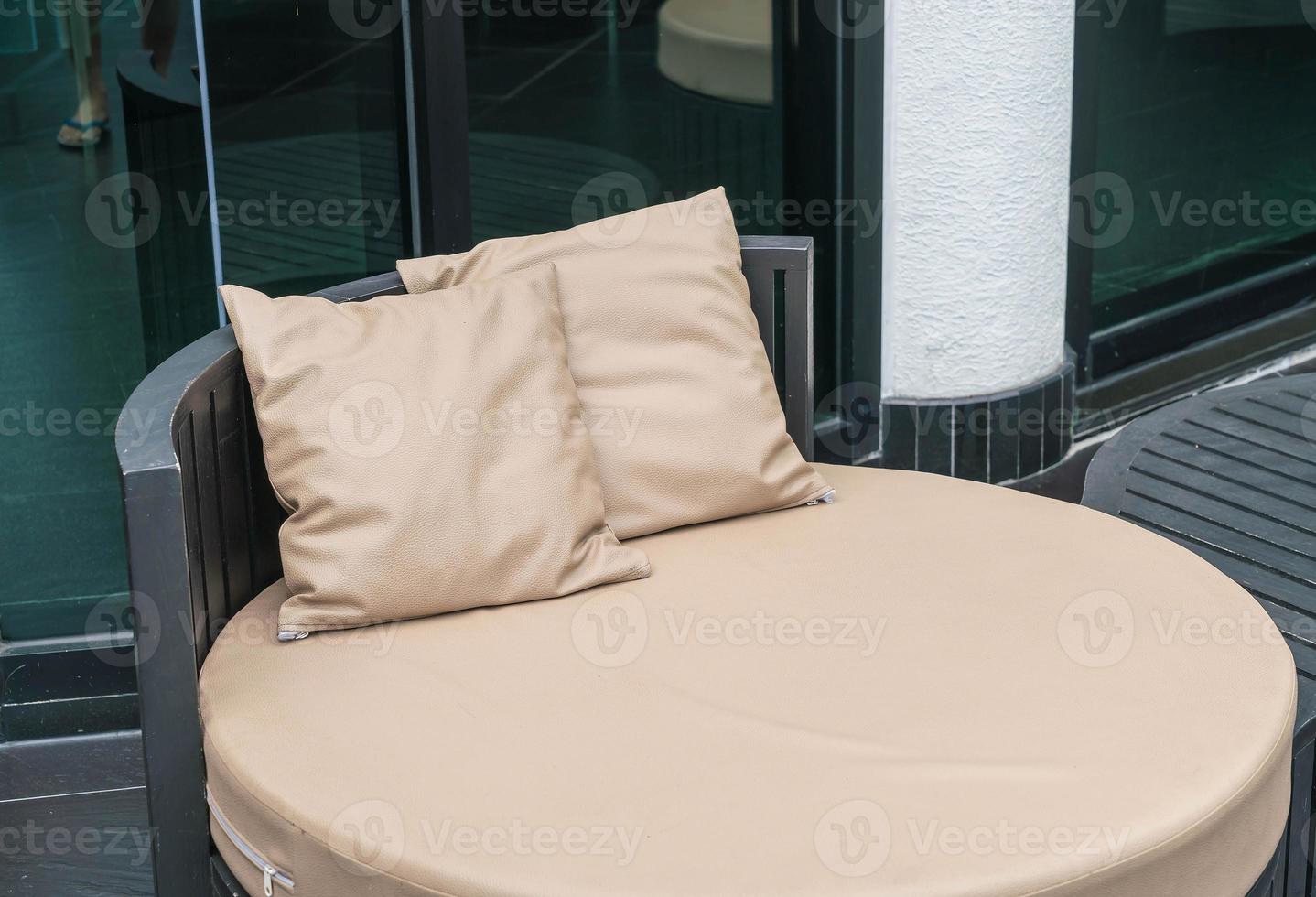 Hermoso patio exterior de lujo con almohada en el sofá foto