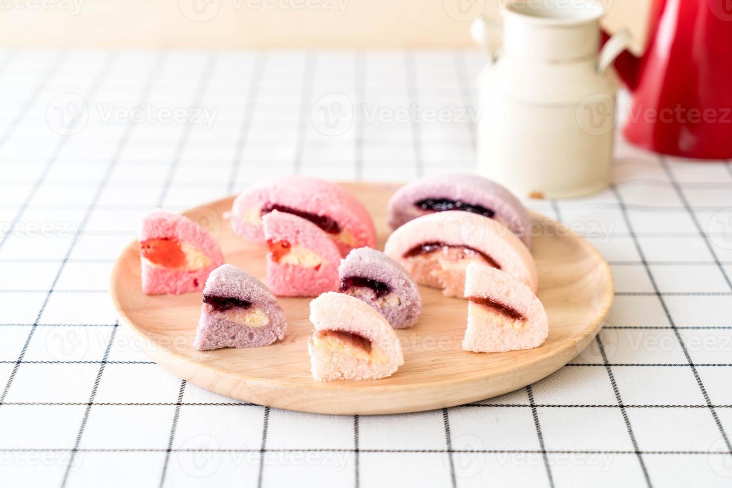 Pastel de frutas de mora, arándano y fresa en la mesa foto