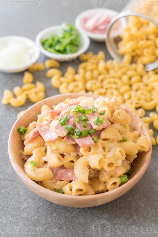 macarrones con queso y jamón en la mesa foto