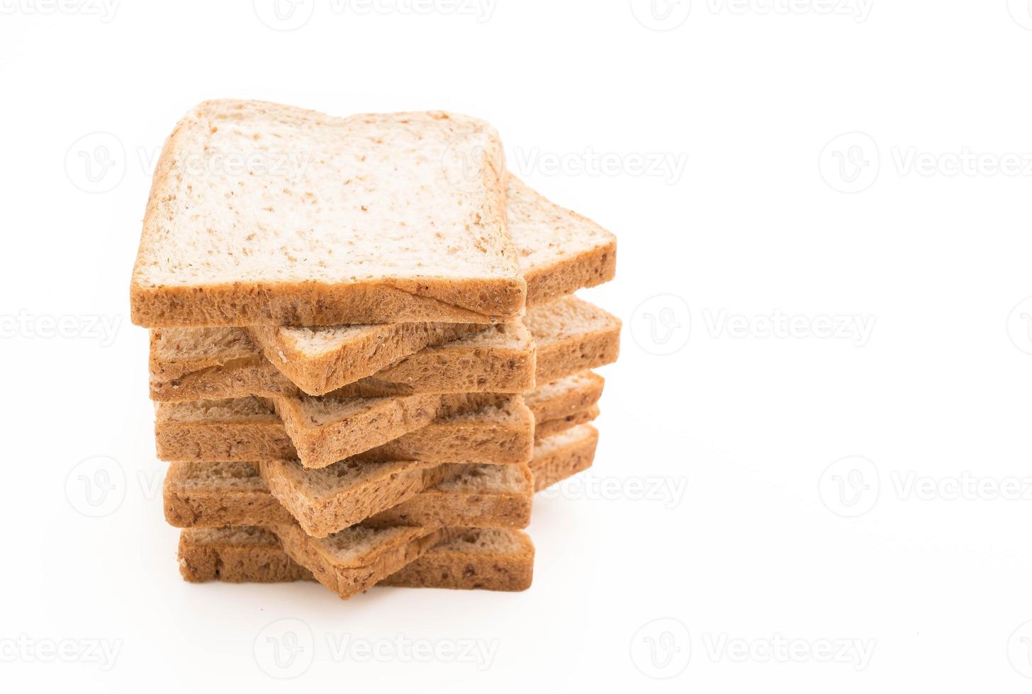 pan de trigo integral sobre fondo blanco foto