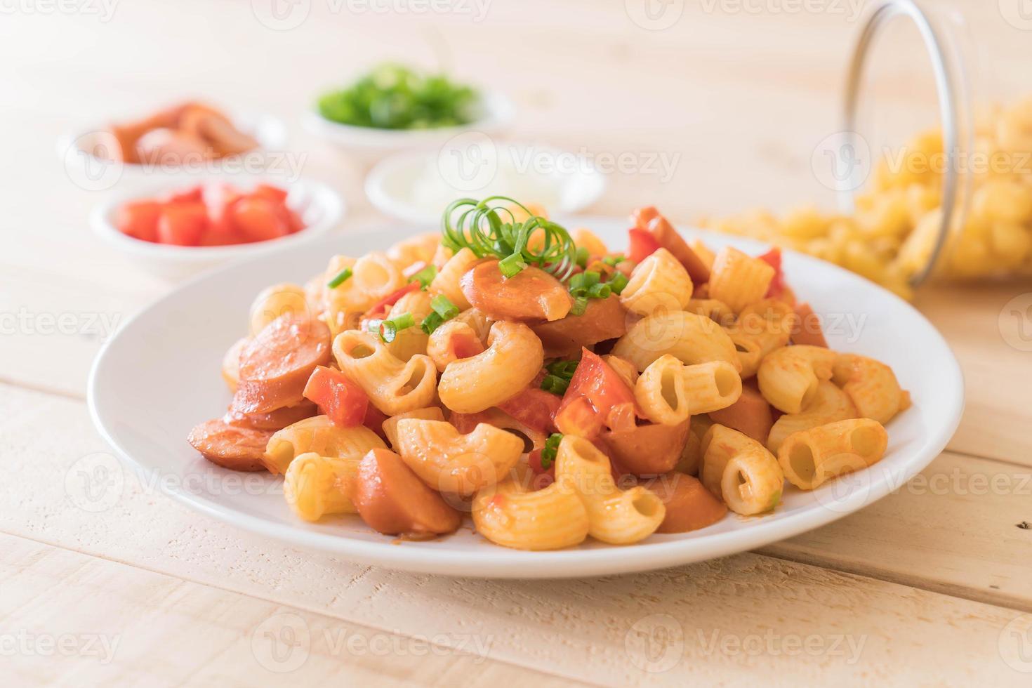 macarrones con salchicha en la mesa foto