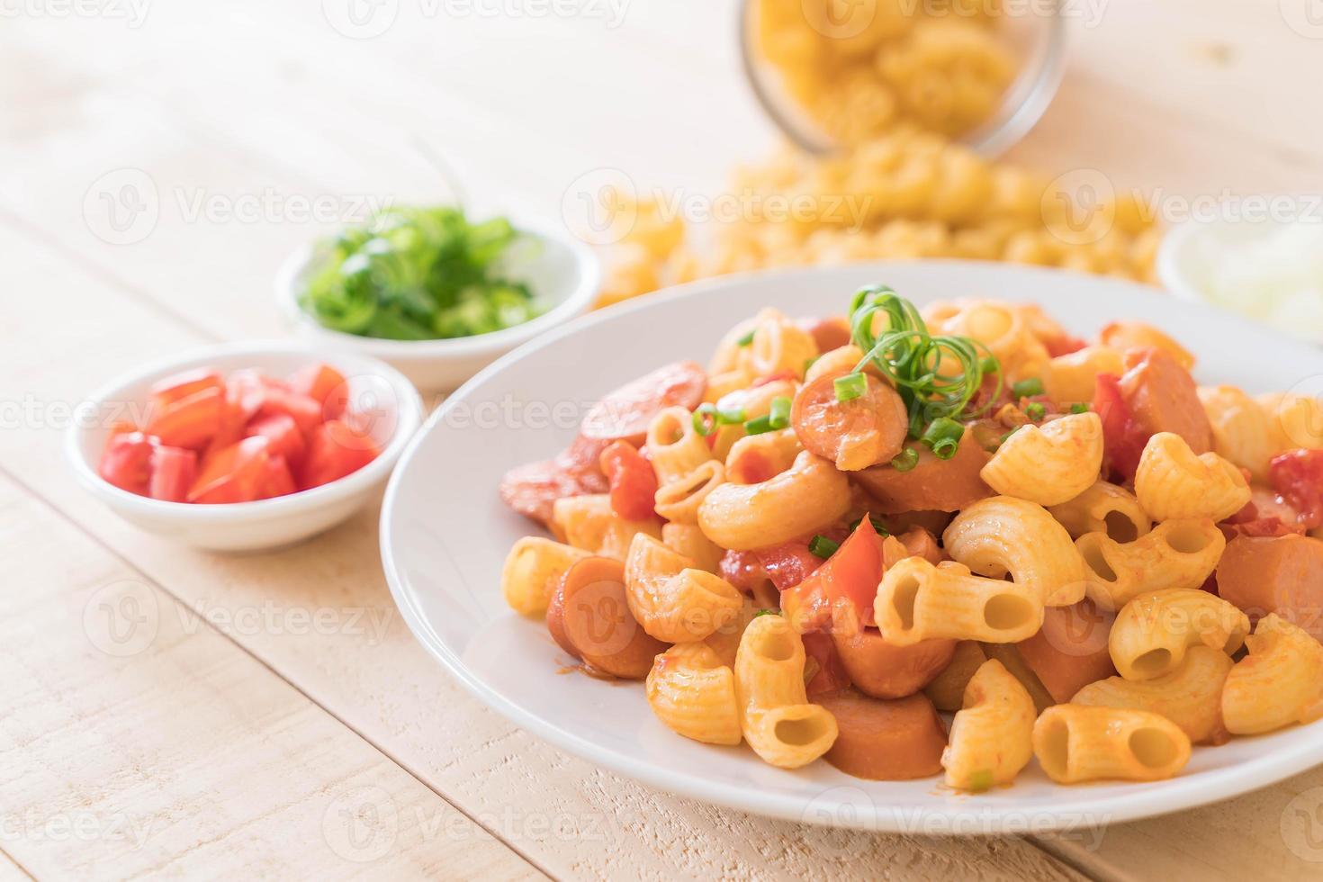 macarrones con salchicha en la mesa foto