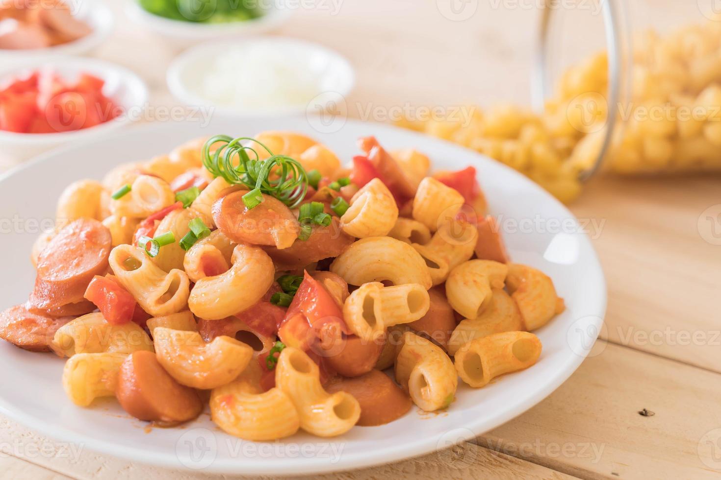 macarrones con salchicha en la mesa foto