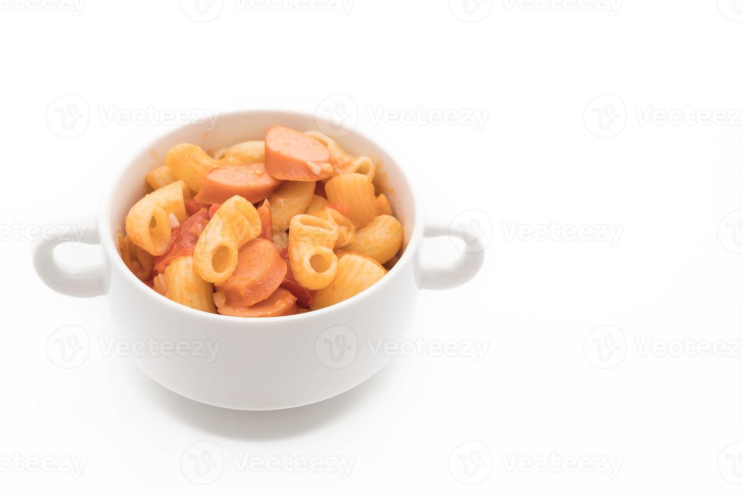 Macarrones con salchicha sobre fondo blanco. foto