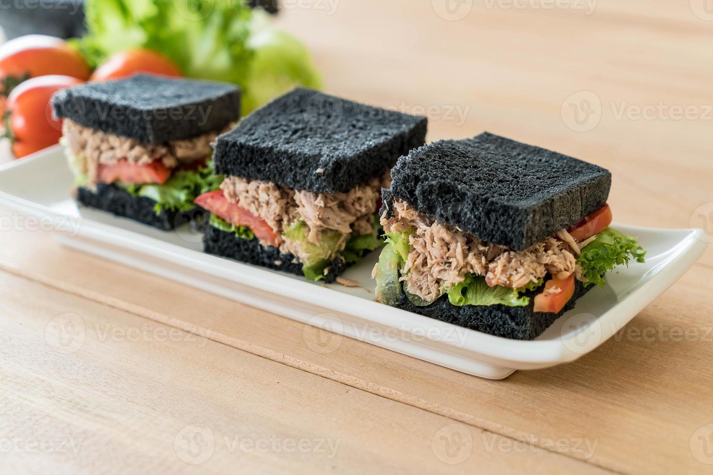 Sándwich de carbón de atún en mesa de madera foto