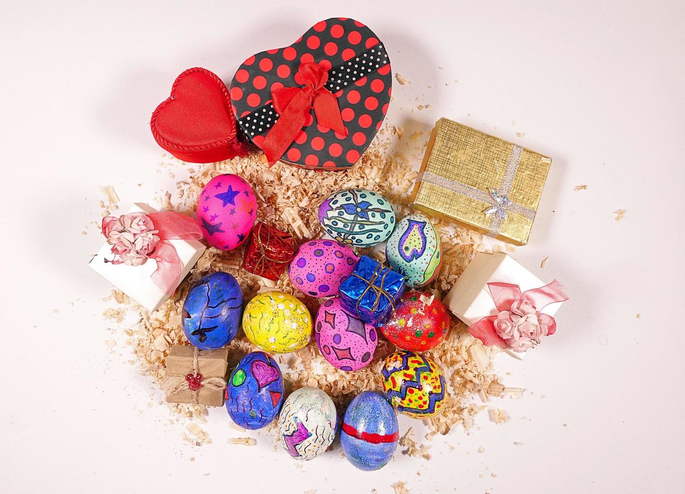 coloridos huevos de pascua pascual y caja de regalo foto