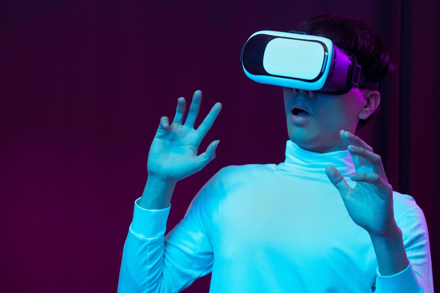 joven asiático con gafas de realidad virtual viendo vdo de 360 grados foto