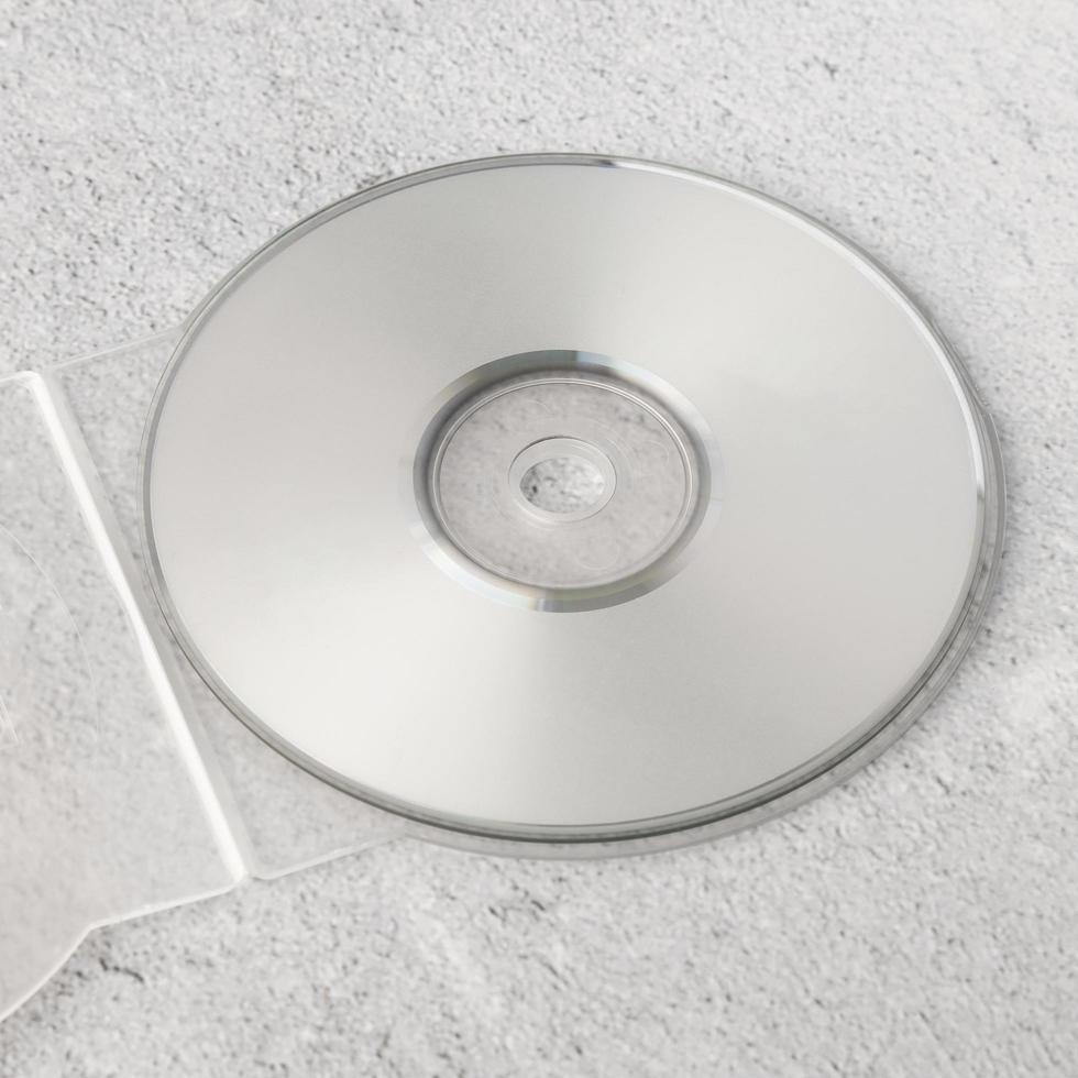 Plantilla de cd blanco realista sobre fondo de cemento blanco foto