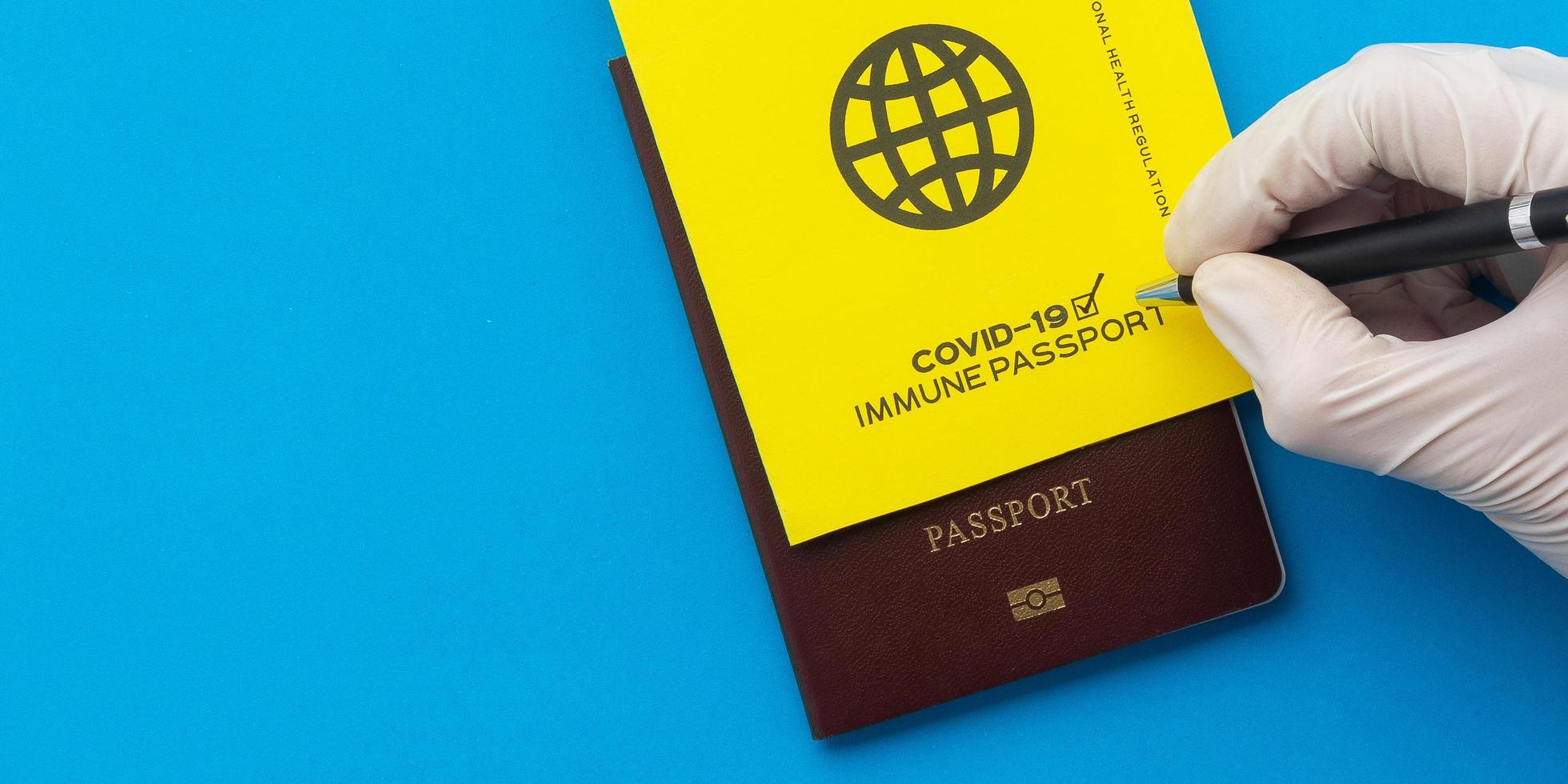 pasaportes de vacunas como prueba de que el titular ha sido vacunado foto