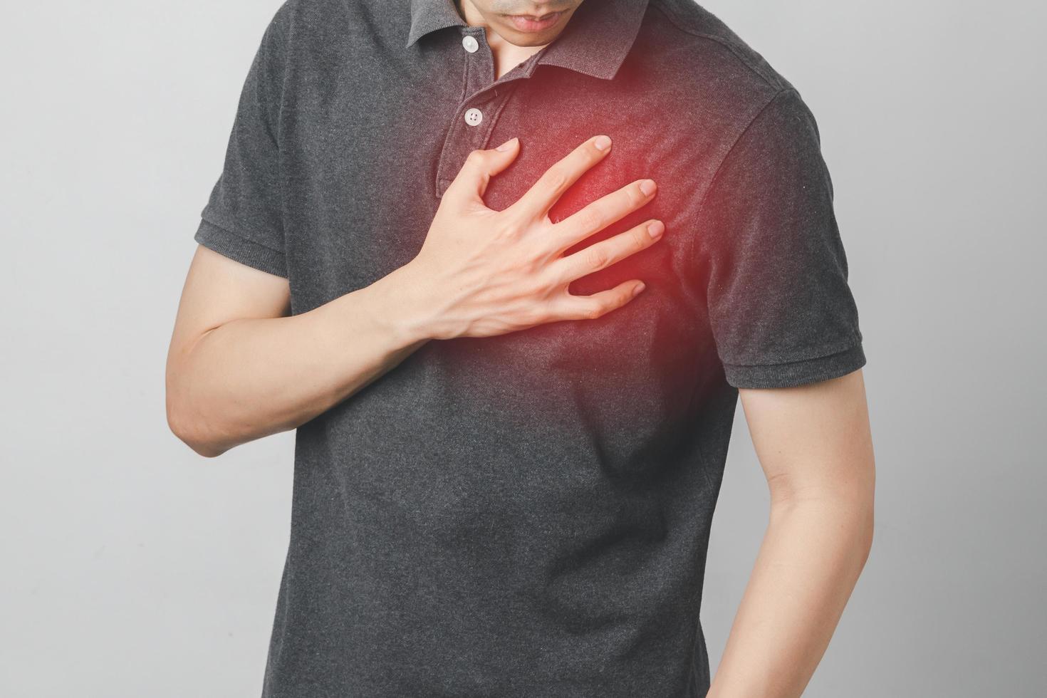 El hombre tiene dolor en el pecho que sufre de enfermedad cardíaca, enfermedad cardiovascular. foto