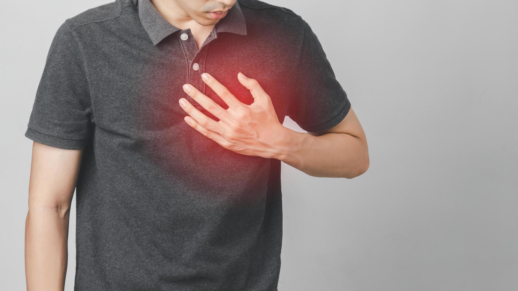 El hombre tiene dolor en el pecho que sufre de enfermedad cardíaca, enfermedad cardiovascular. foto