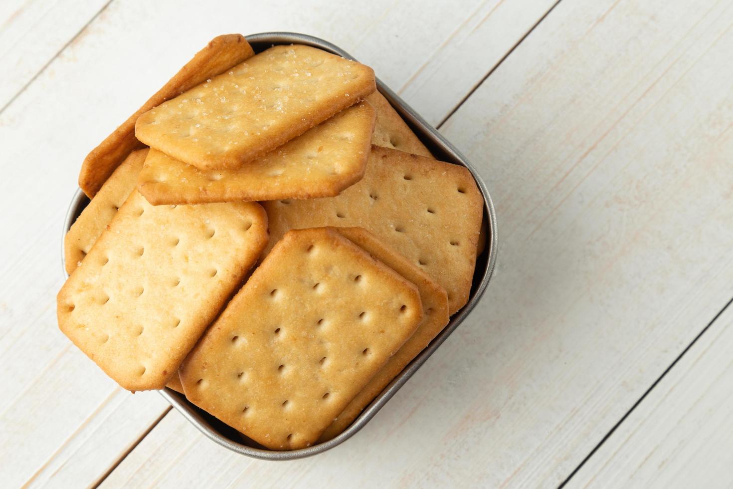 Galletas de galleta en el fondo de la mesa de madera foto