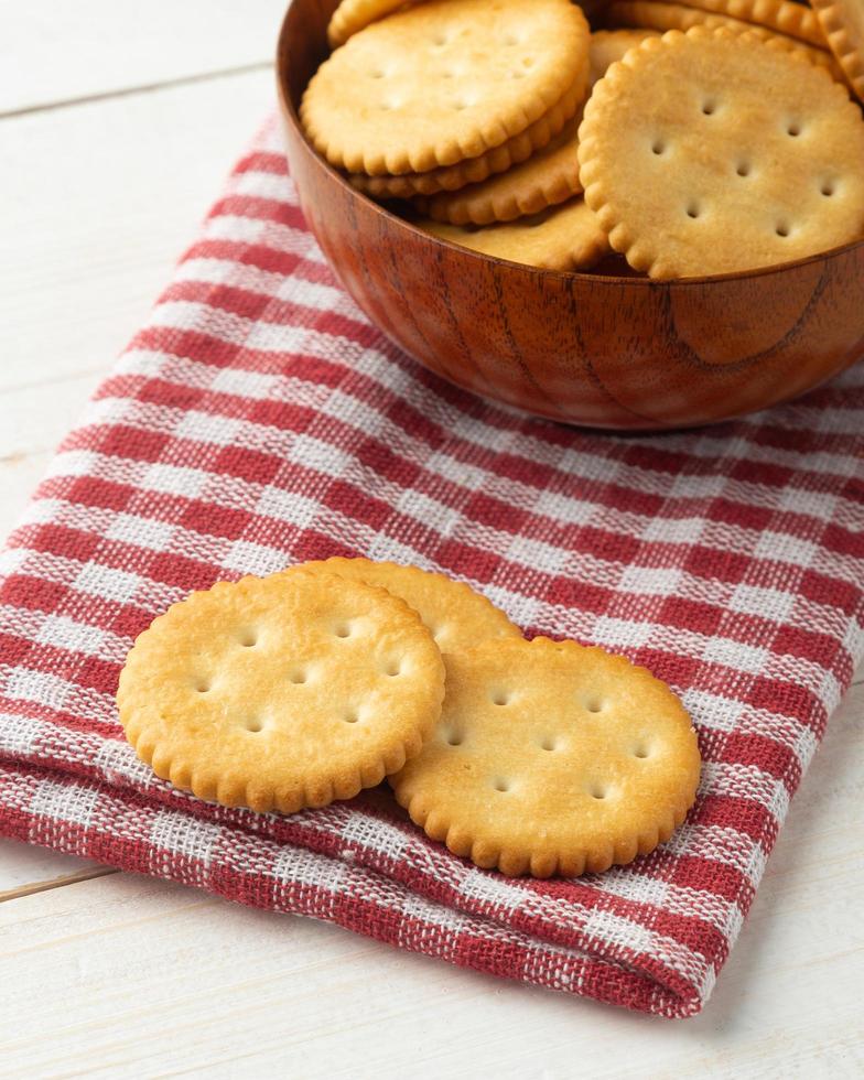 Galletas de galleta en el fondo de la mesa de madera foto