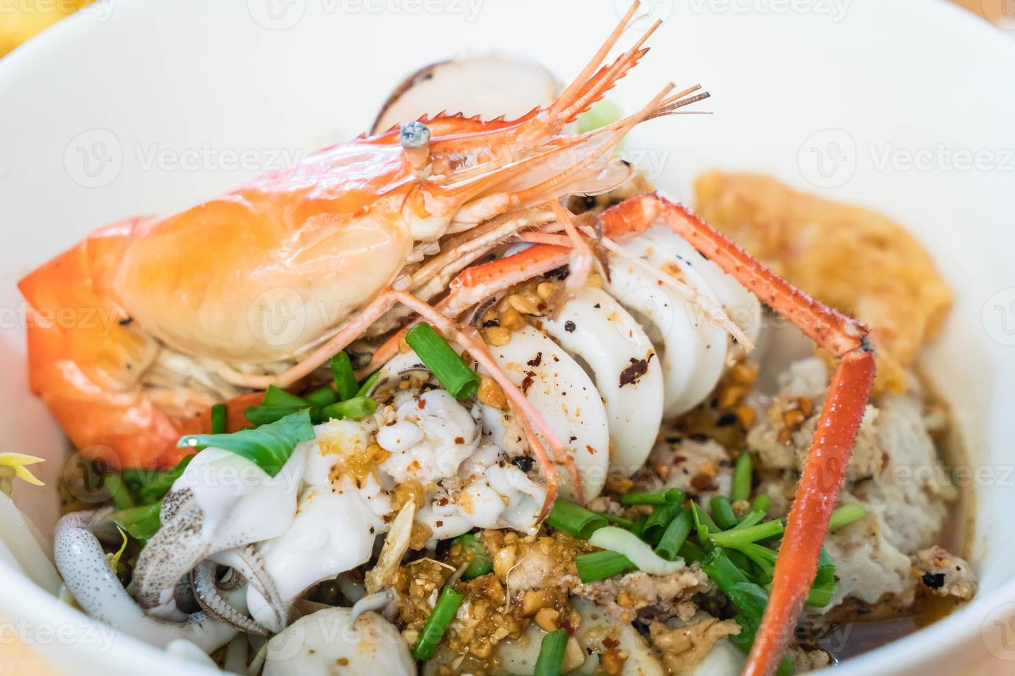 sopa de fideos picante de mariscos asiáticos foto