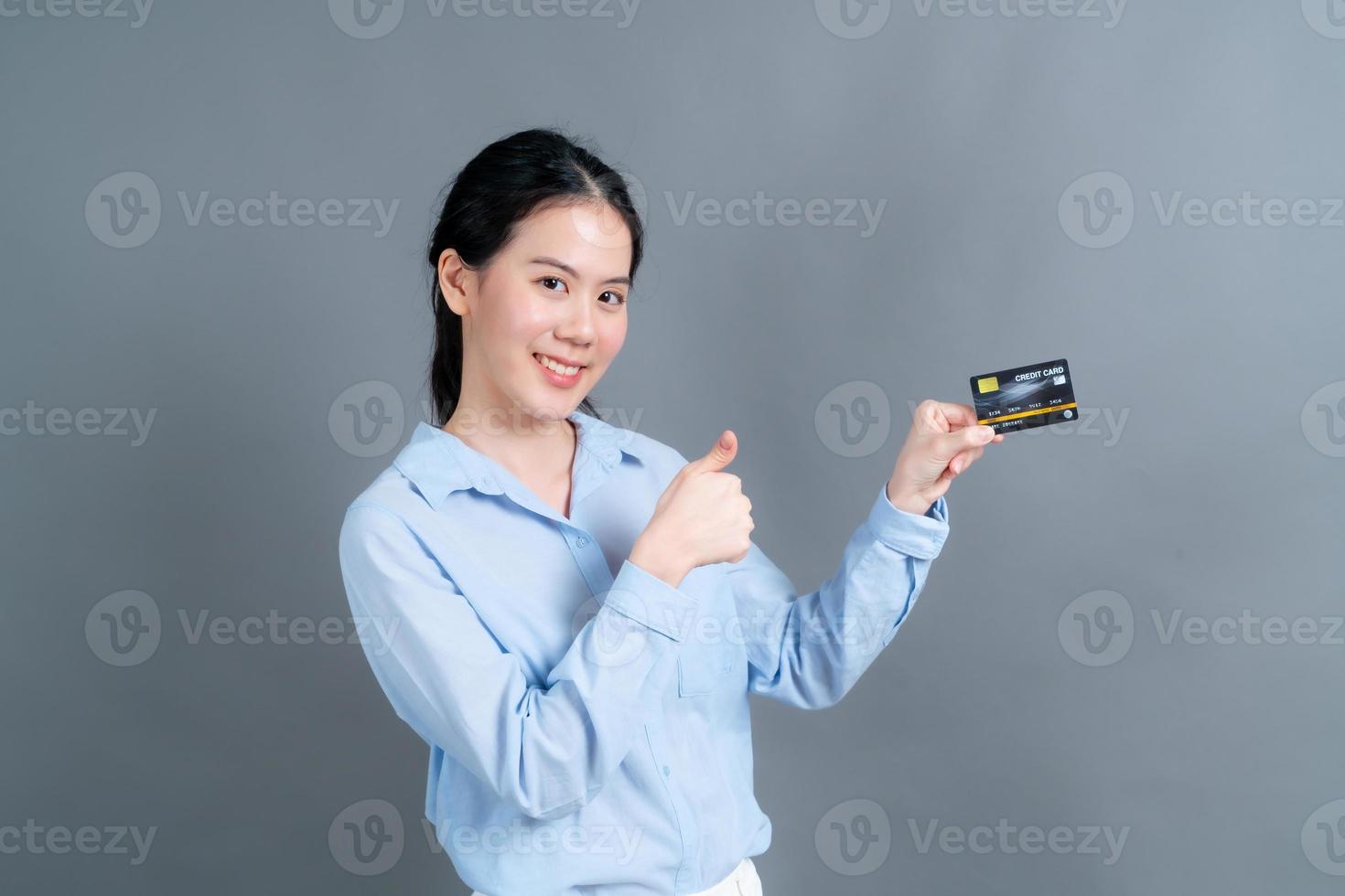 retrato, de, un, encantador, joven, mujer asiática, actuación, tarjeta de crédito foto