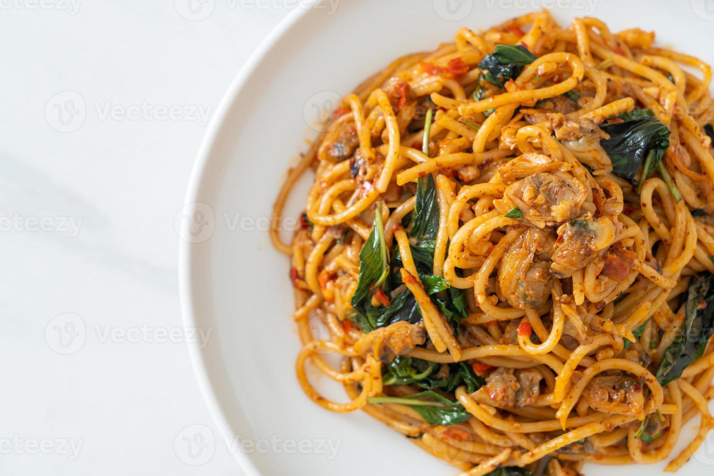 espaguetis salteados con pasta de almejas y guindilla foto